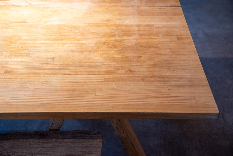 色落ちのしたテーブル